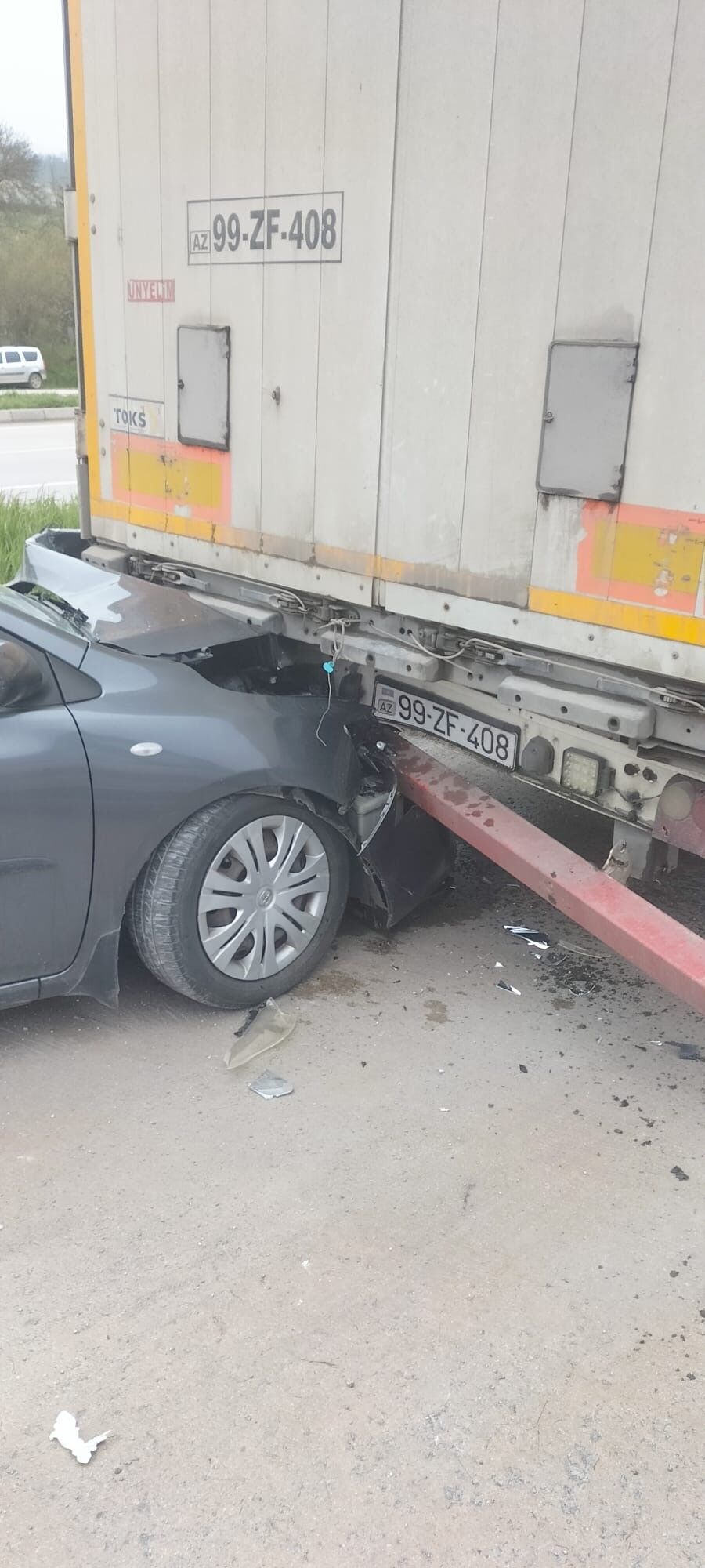 Kontrolden Çıkan Araç Kapalı Istasyondaki Tıra Çarptı (5)