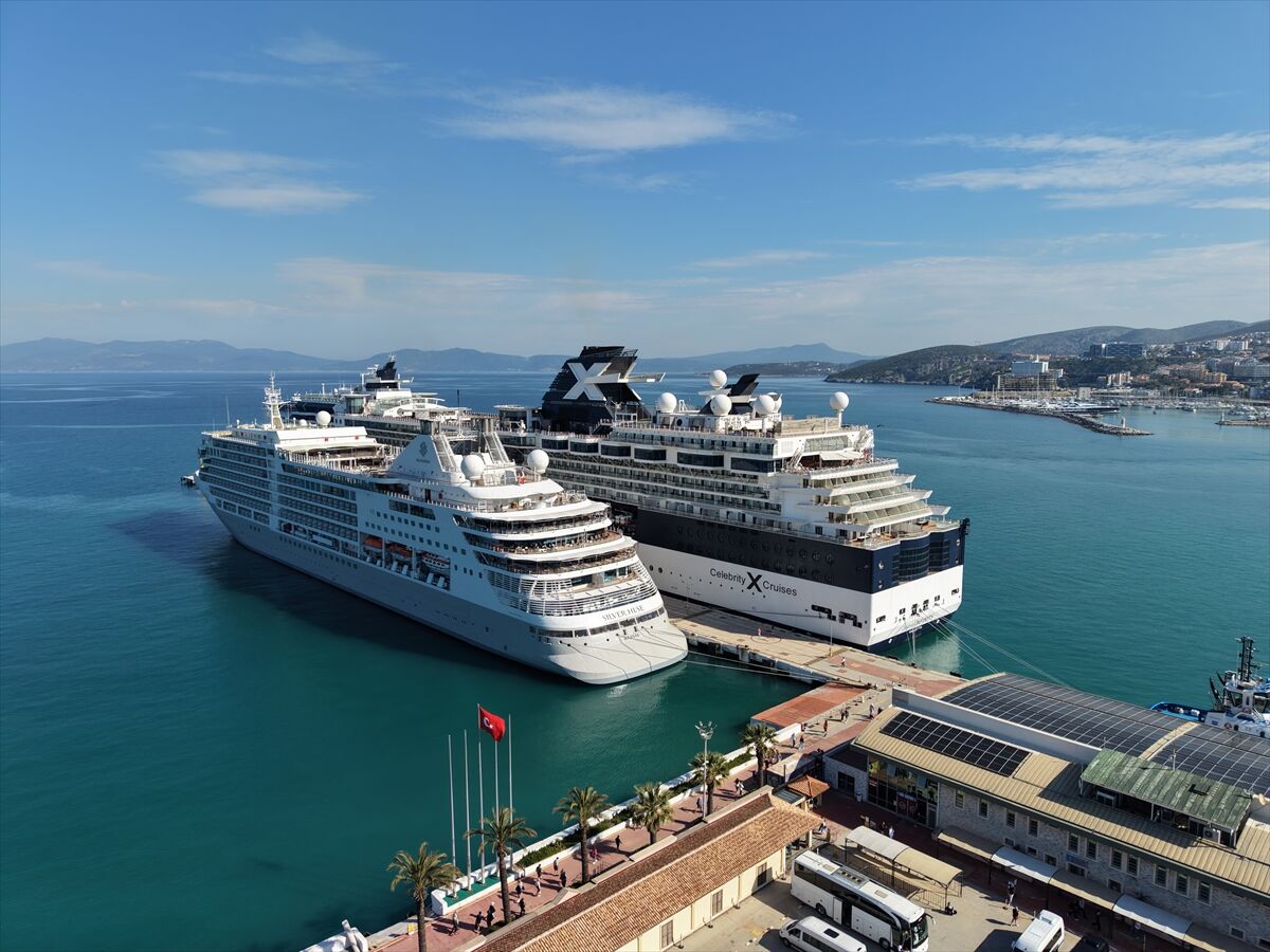 Kuşadası'na Iki Dev Kruvaziyer 2 Bin 723 Turist Geldi (2)