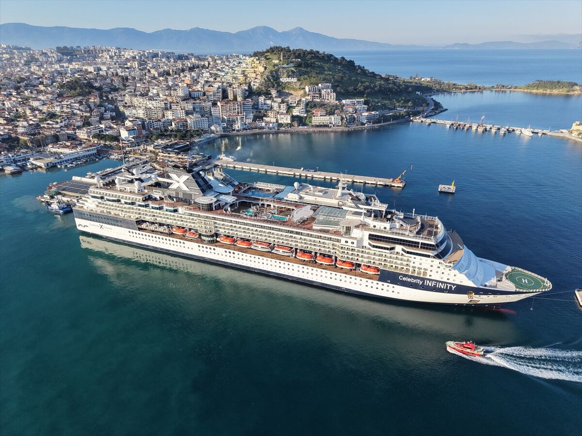 Kuşadası'na Iki Dev Kruvaziyer 2 Bin 723 Turist Geldi (4)