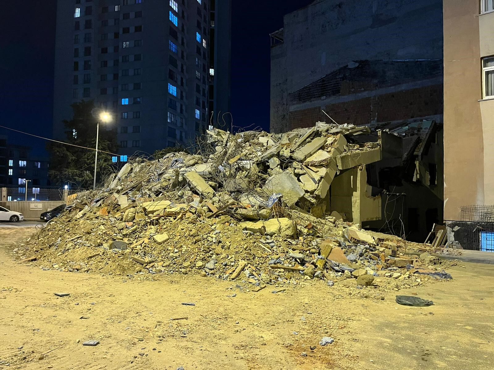 Makinenin Dokundugu Bina Yikildi Kentsel Donusum Kucukcekmece Istanbul (1)