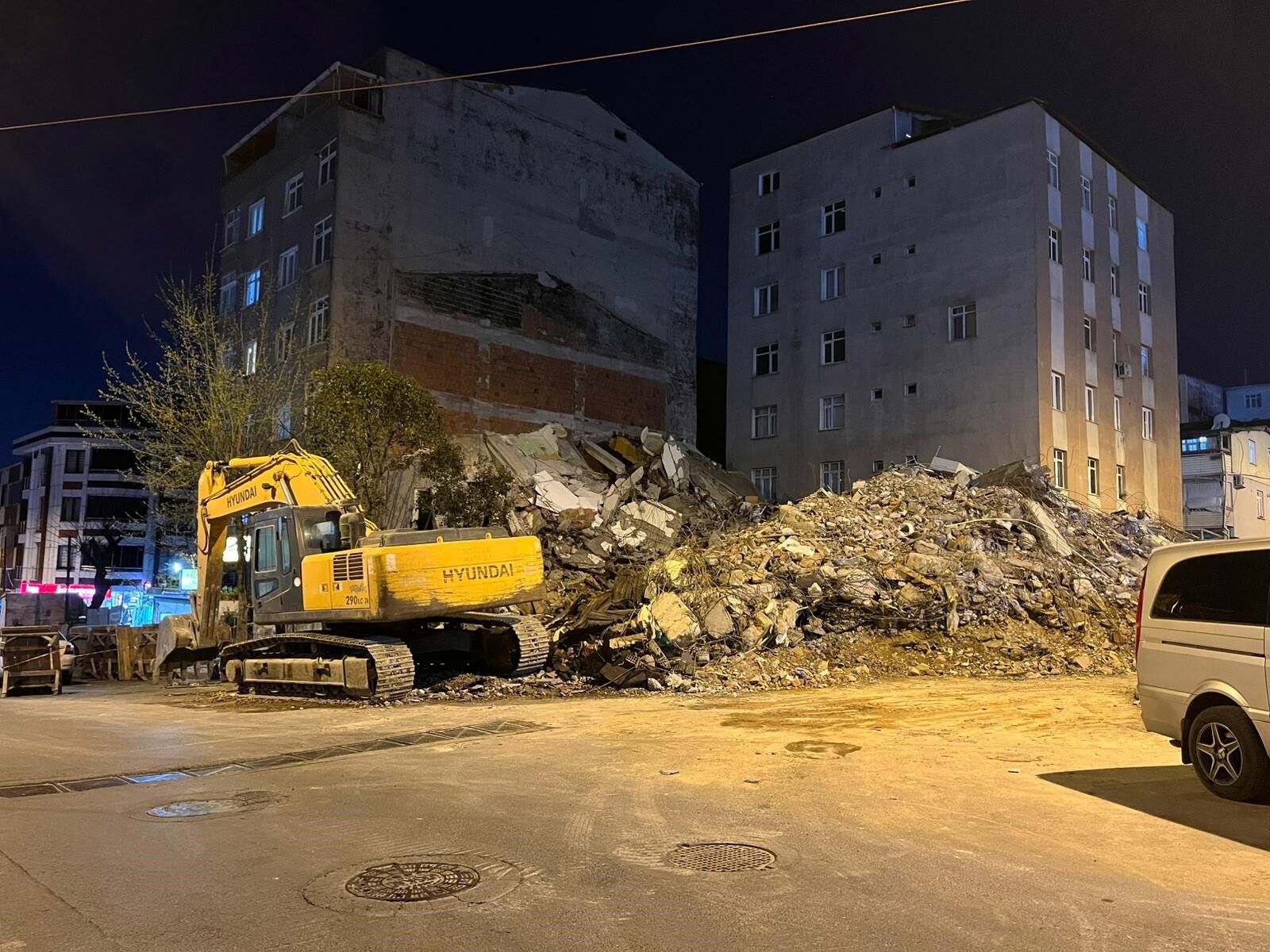 Makinenin Dokundugu Bina Yikildi Kentsel Donusum Kucukcekmece Istanbul (2)