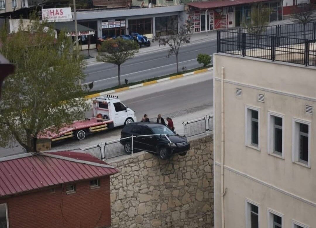 Malatya'da Faciadan Dönüldü Araç Duvarda Asılı Kaldı (2)