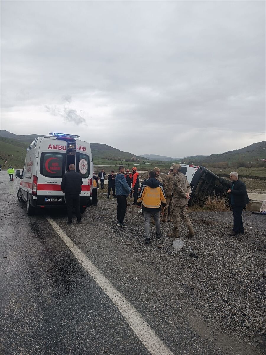 Musta Minibus Devrildi 16 Yarali 2