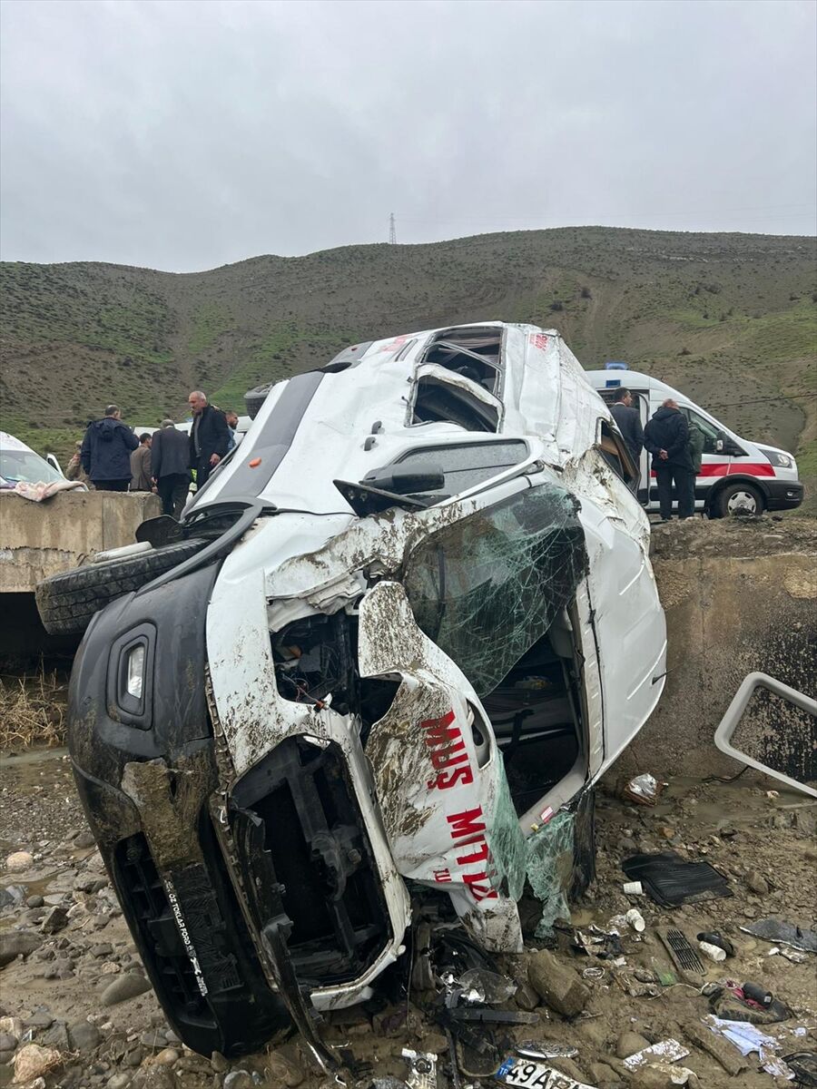 Musta Minibus Devrildi 16 Yarali 4