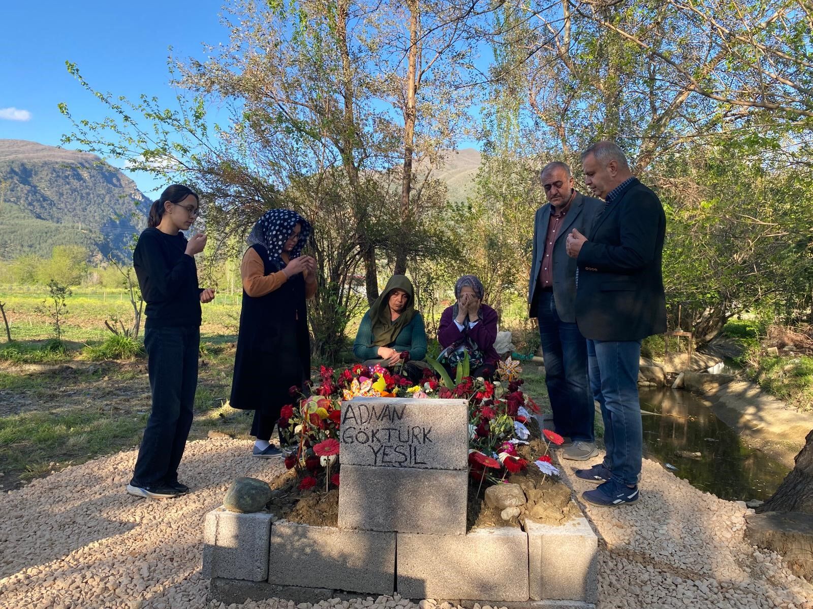 Okul Saldirisinda Hayatini Kaybeden Cocuktan Geriye Kalanlar Yurek Burktu (6)