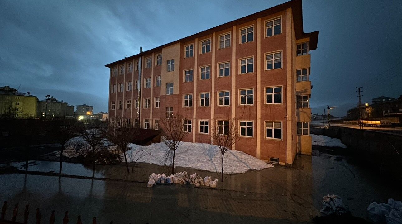 Okul Sular Altinda Kaldi 4