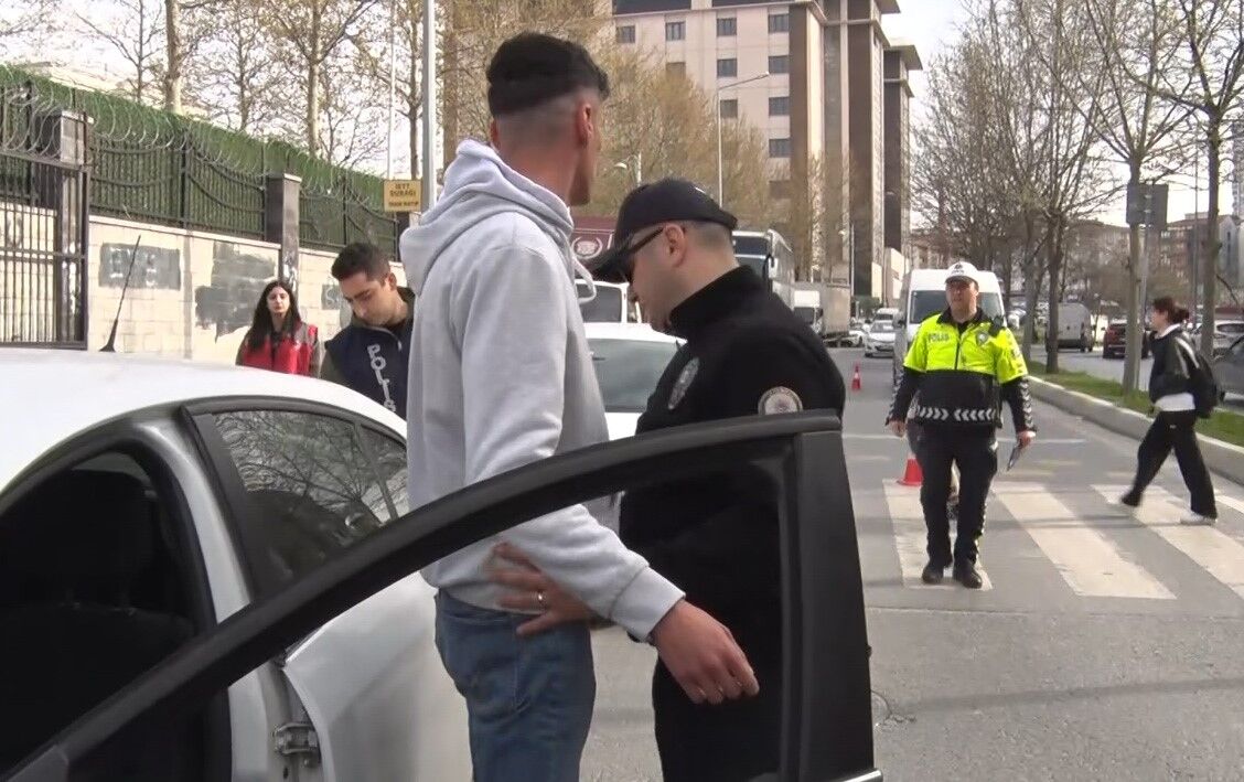 Okullar Onunde Polisler Gorev Yapiyor 1