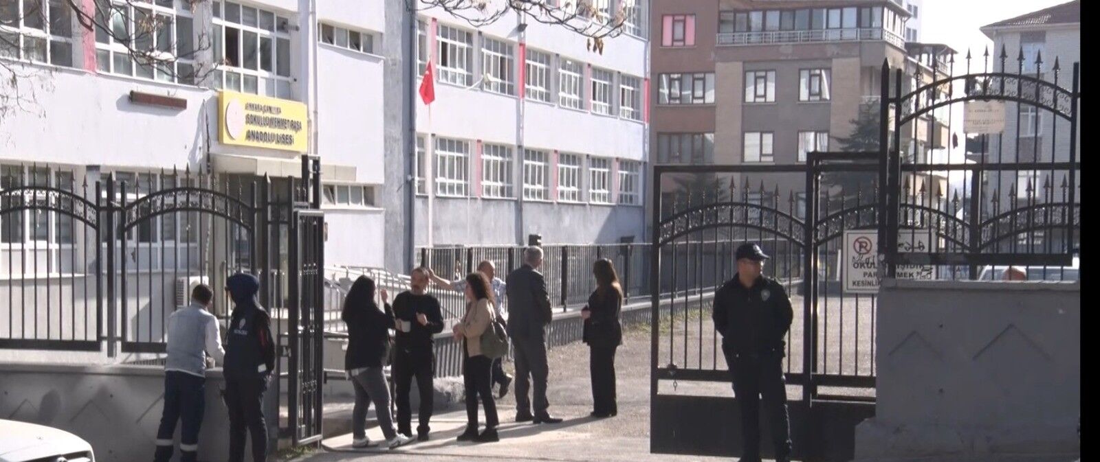 Okullar Onunde Polisler Gorev Yapiyor 2