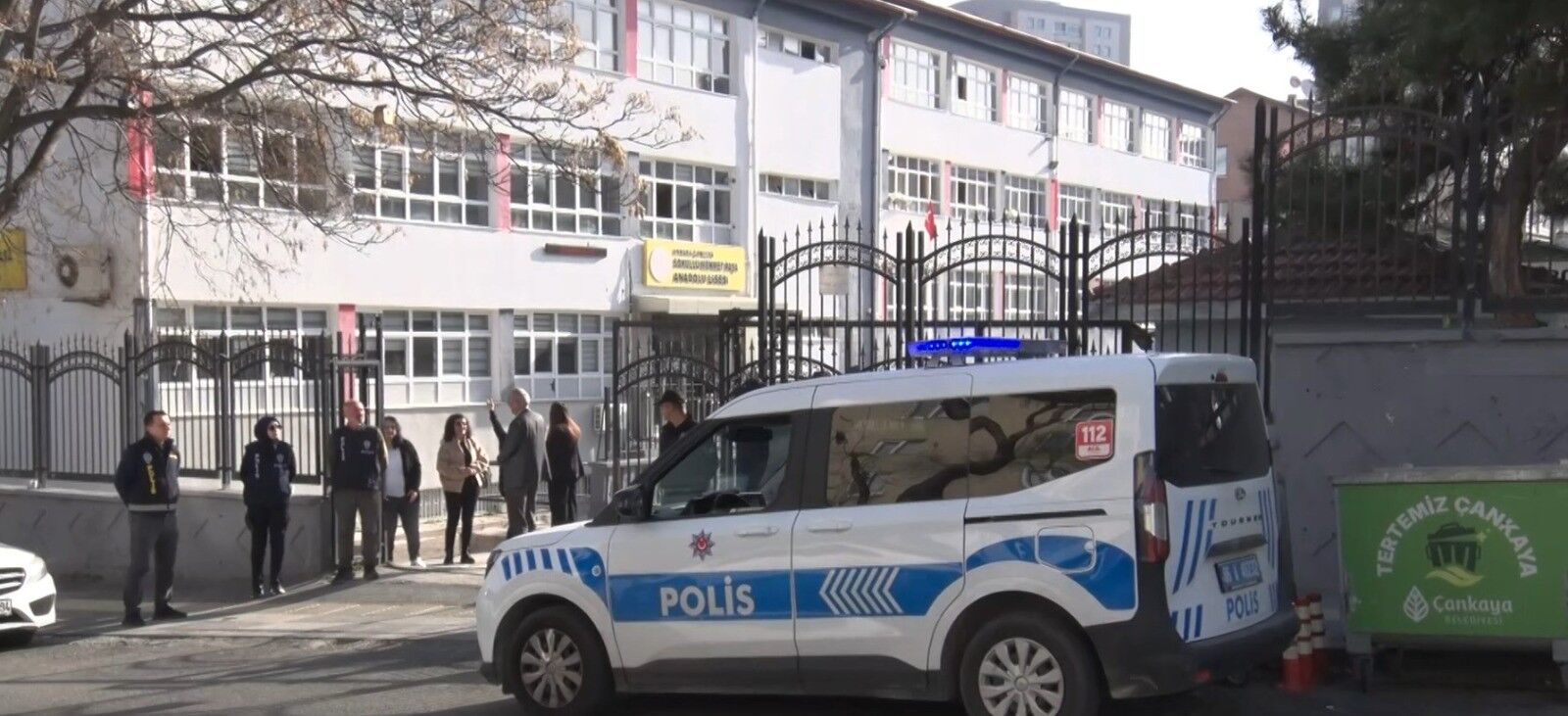 Okullar Onunde Polisler Gorev Yapiyor 4