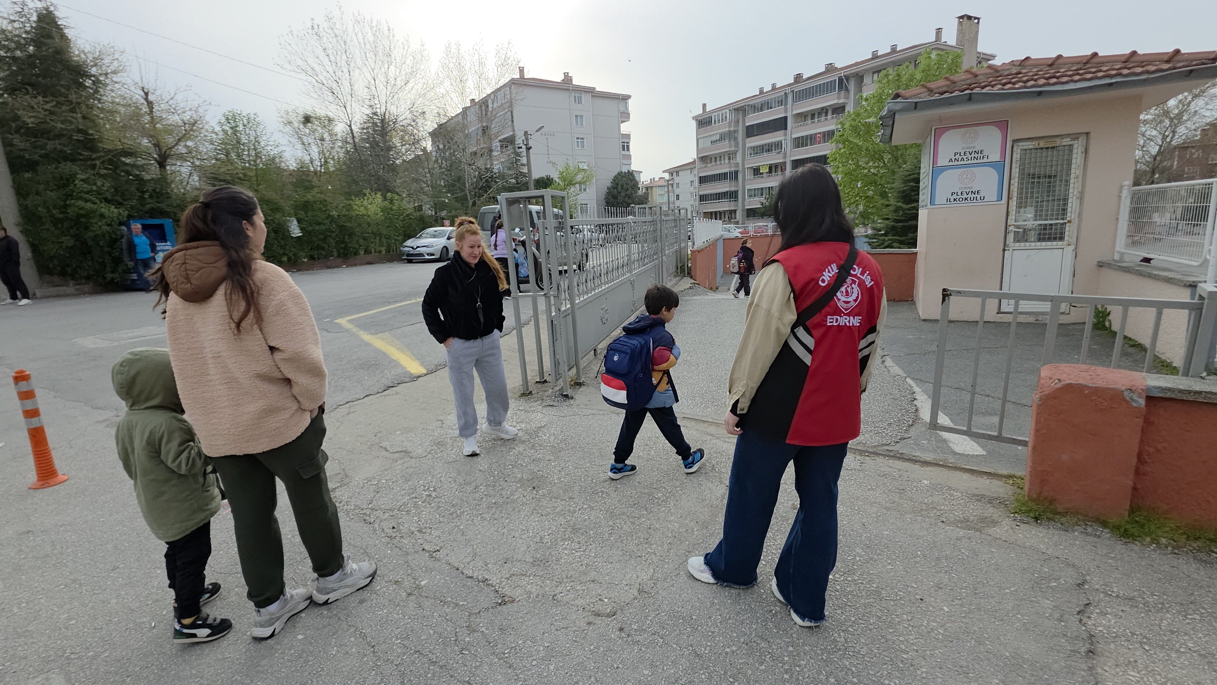 Okullar Onunde Polisler Gorev Yapiyor 5