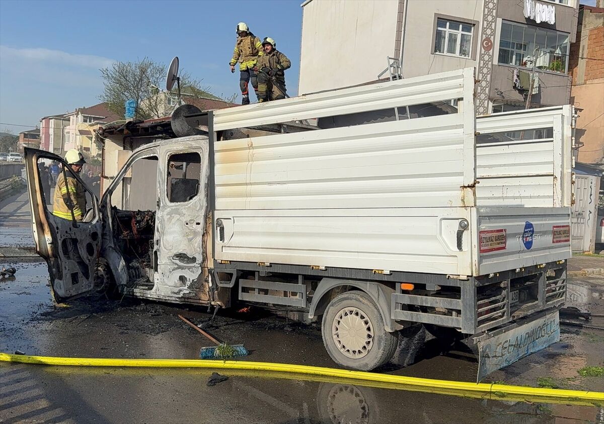 Sancaktepe'de Kamyonet Yangını Alevler Gecekonduya Sıçradı (2)-1