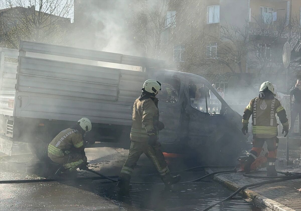 Sancaktepe'de Kamyonet Yangını Alevler Gecekonduya Sıçradı (3)-1