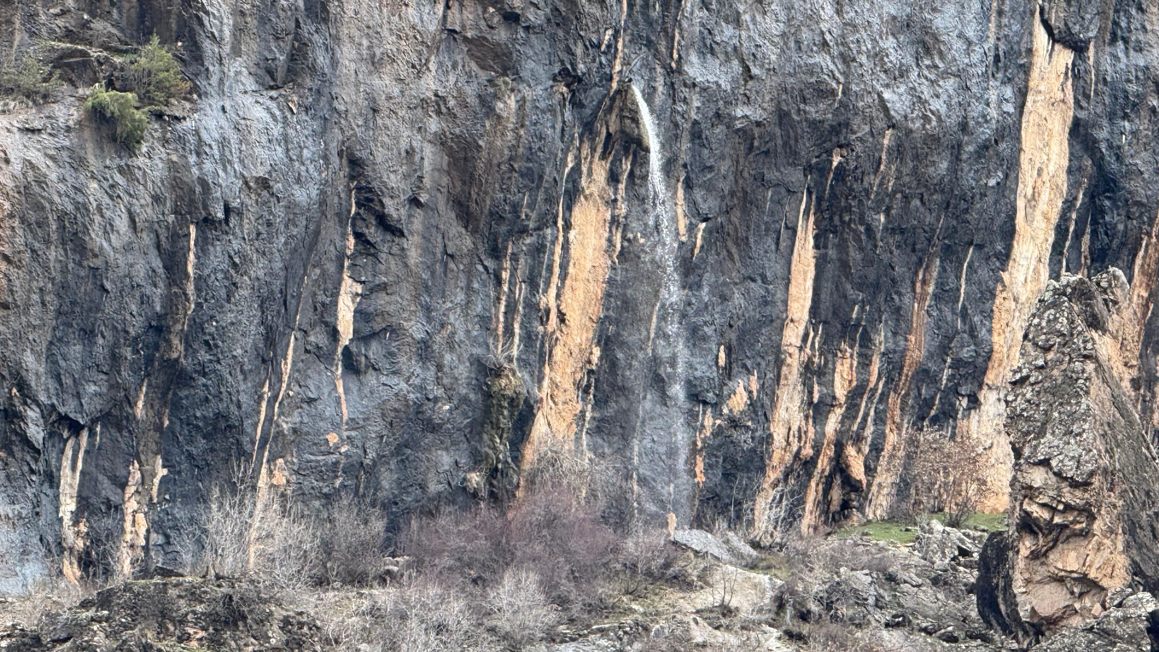 Sirnakta Kayanin Icinden Dokulen Sular Hayran Birakiyor 1