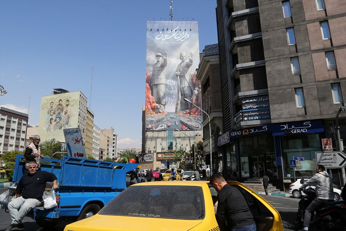 Tahran'da Dikkat Çeken Dev Afiş İran'dan Abd'ye 'Hürmüz' Gözdağı (2)