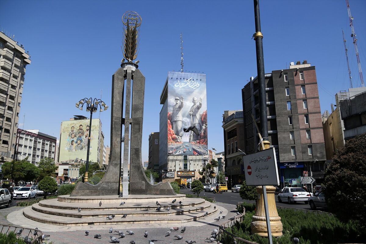 Tahran'da Dikkat Çeken Dev Afiş İran'dan Abd'ye 'Hürmüz' Gözdağı