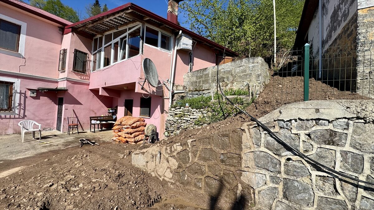 Trabzon'u heyelan vurdu: Facianın eşiğinden dönüldü