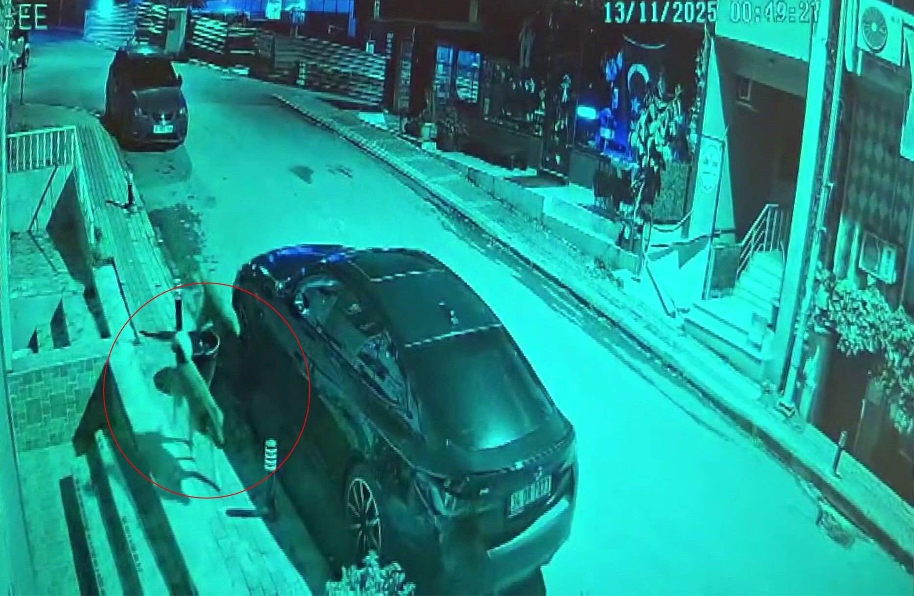 Üsküdar'da Başıboş Köpek Paniği! Aracı Parçalayıp Vatandaşı Kovaladılar 2