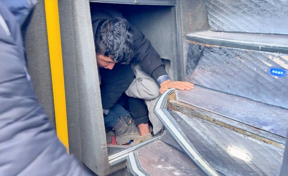 Yozgat'ta Otobüsün Bagajından 53 Kaçak Göçmen Çıktı (1)