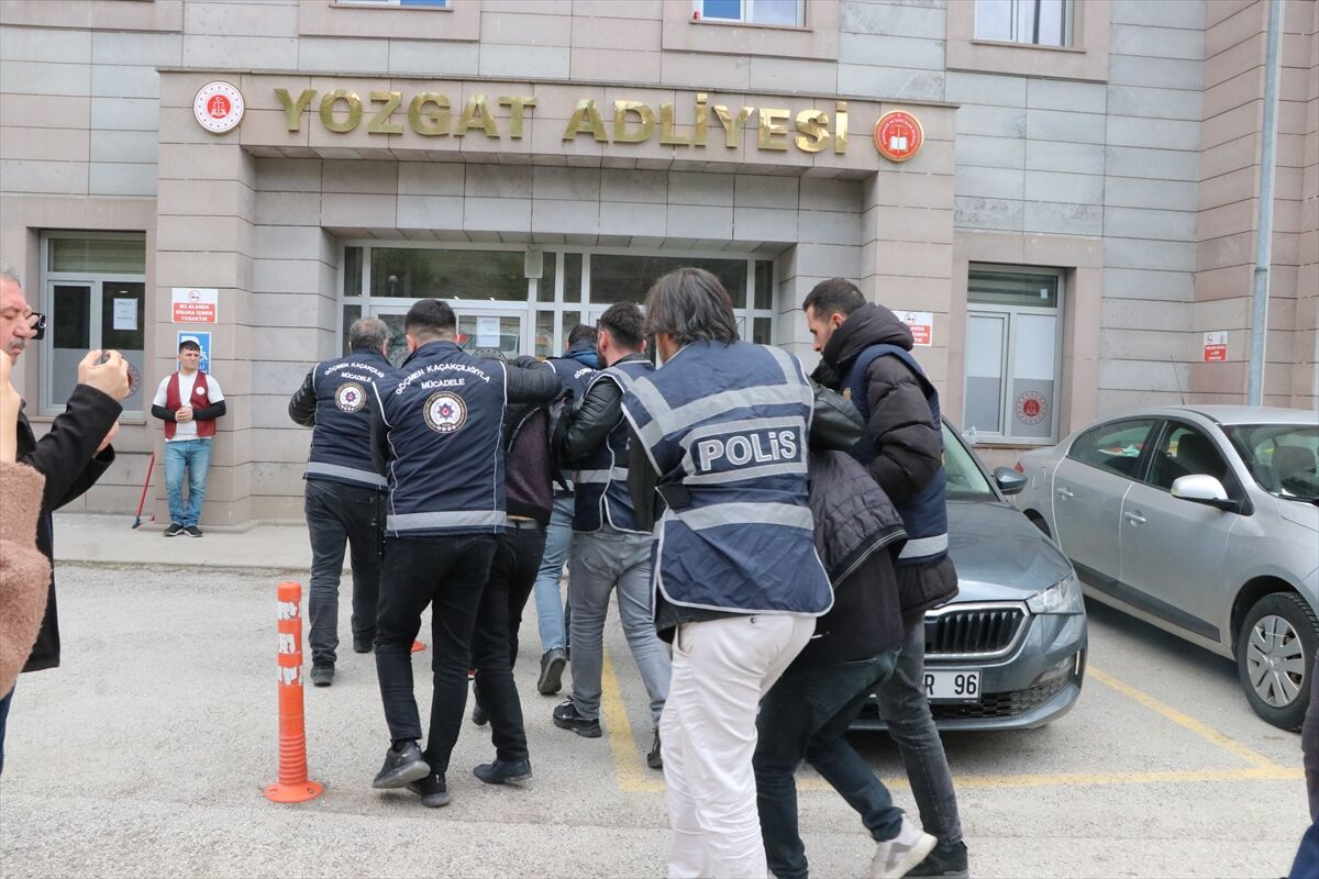 Yozgat'ta Otobüsün Bagajından 53 Kaçak Göçmen Çıktı (3)