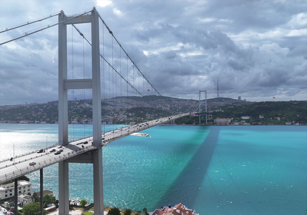 İstanbul Boğazı fetih yıl dönümünde turkuaz renge büründü