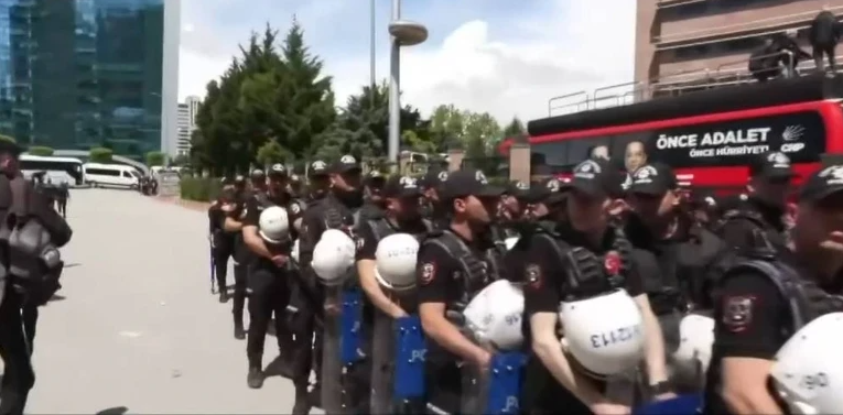 Chp Genel Merkezi Onunde Polis Barikati