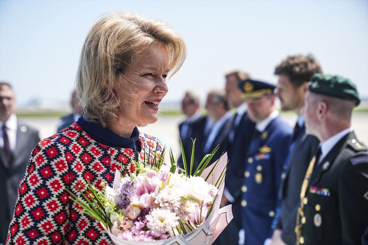 Dev Bir Ekiple Geldi Belcika Kralicesi Mathilde Istanbulda Aa 2