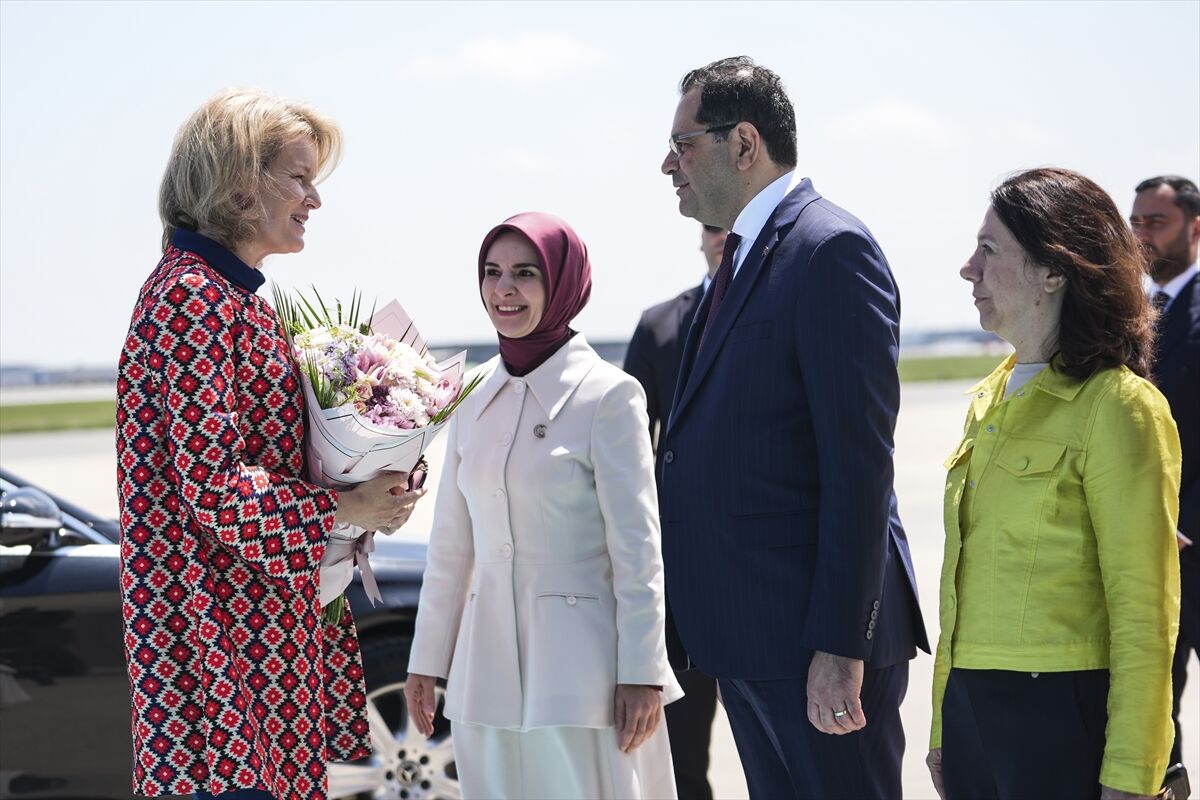 Dev Bir Ekiple Geldi Belcika Kralicesi Mathilde Istanbulda Aa 4