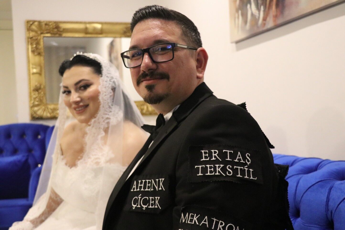 Dugun Masrafini Dusurmek Icin Dagmatligini Reklam Panosuna Cevirdi 3