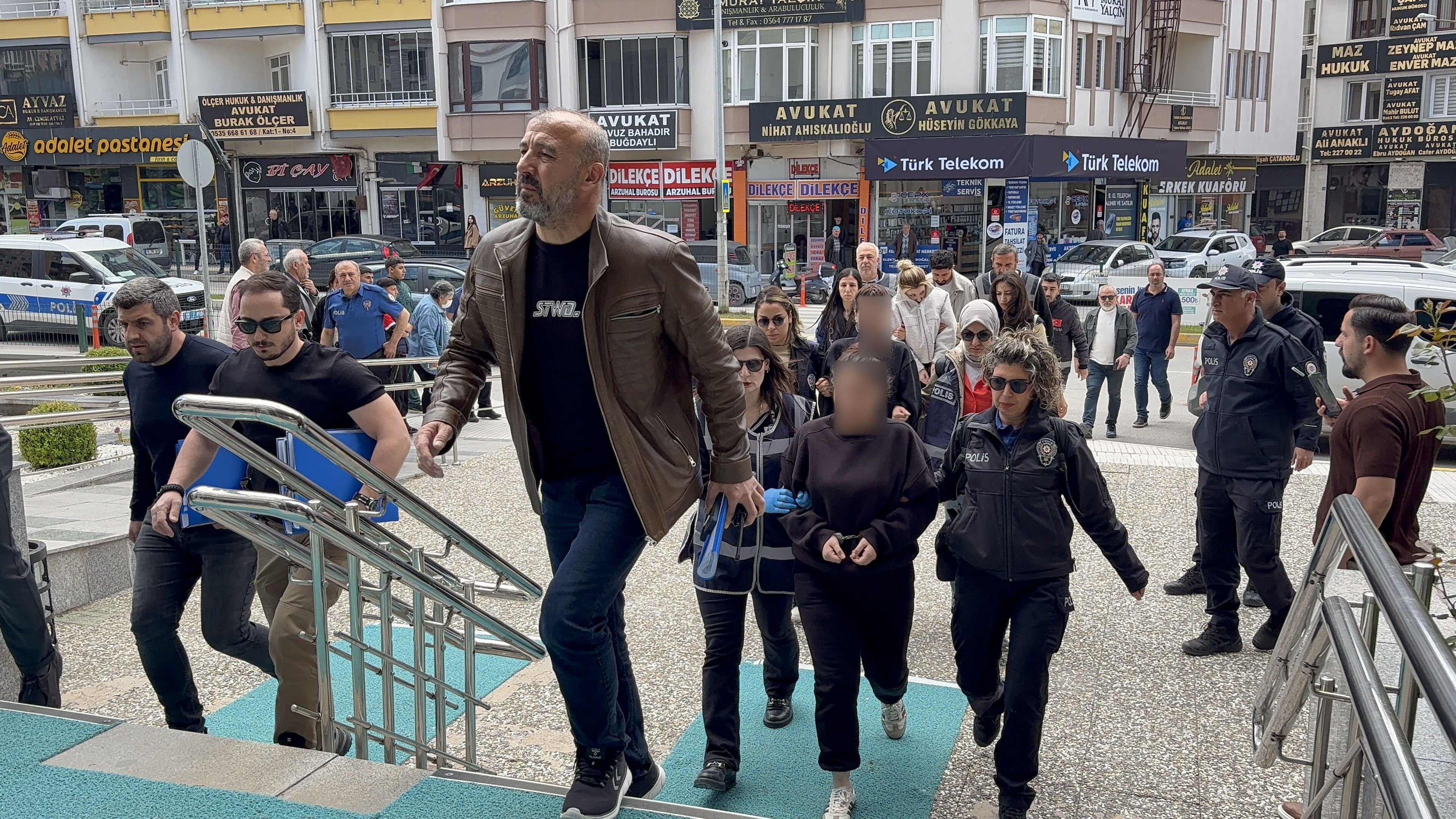 Güzellik Salonunda Mobil Bankacılık Tuzağı Müşterilerinin Adına Kredi Çeken Şebeke Çökertildi Iha 2