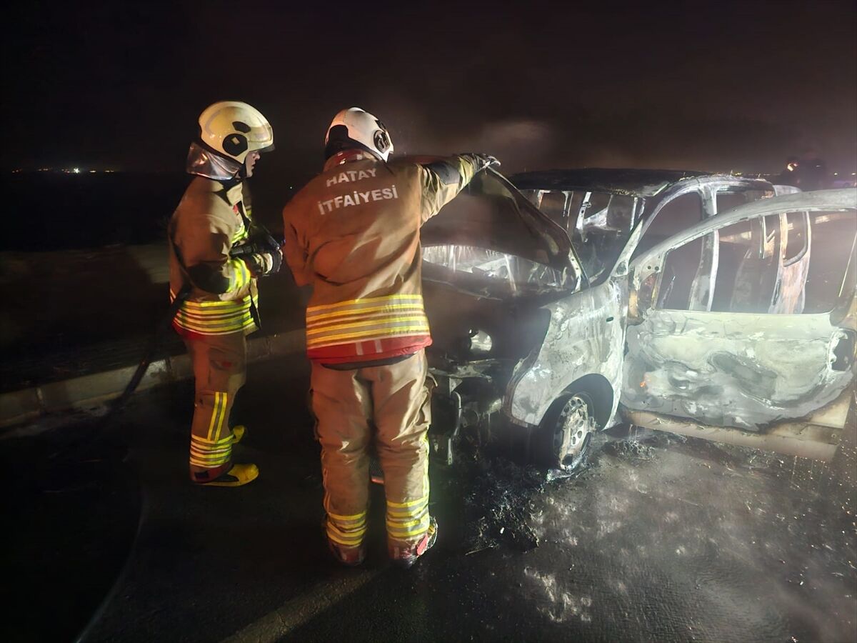 Hatayda Seyir Halindeki Ticari Aracta Cikan Yangin Hasara Yol Acti 2