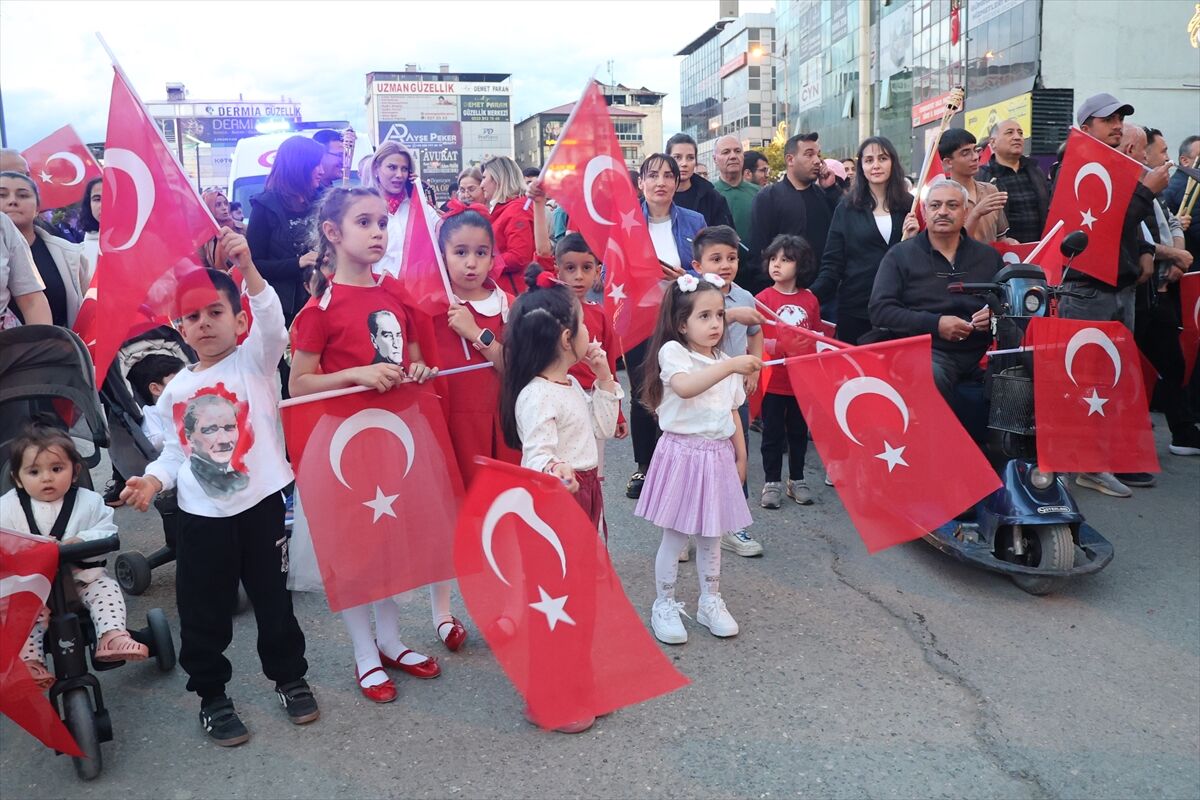 Igdirda 200 Metrelik Turk Bayragiyla Genclik Yuruyusu Yapildi 19 Mayis (3)
