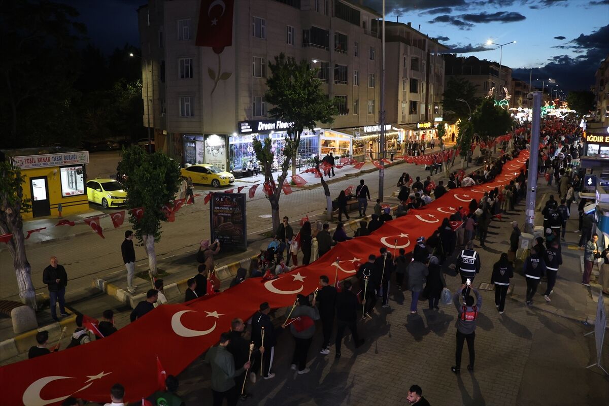 Igdirda 200 Metrelik Turk Bayragiyla Genclik Yuruyusu Yapildi 19 Mayis (5)