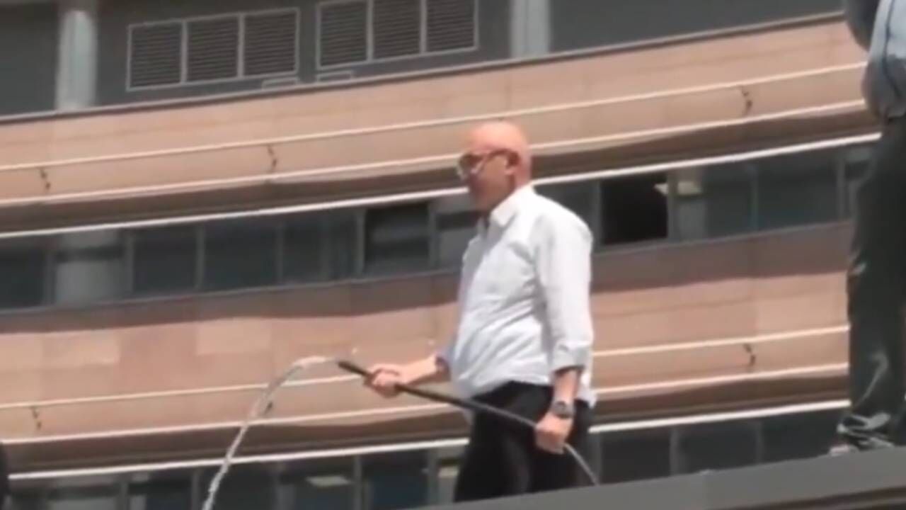 Mahmut Tanal Chp Otobusune Su Hortumu Ile Cikti