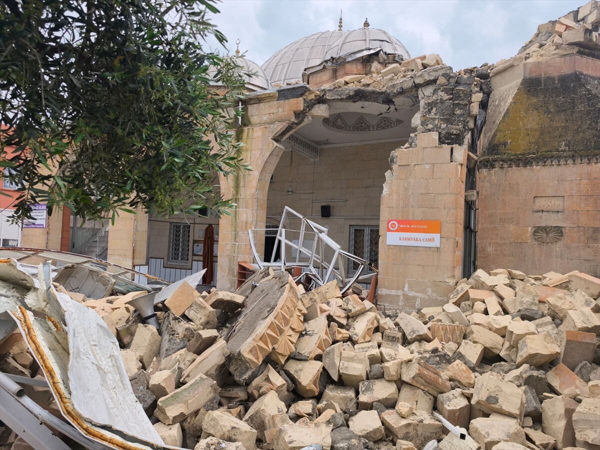 Sanliurfa Birecik Firtina Minare Yikildi (1)