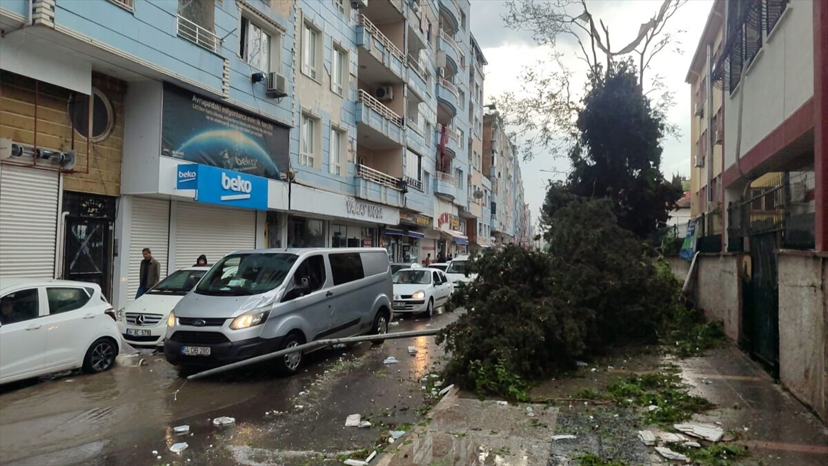 Sanliurfa Birecik Firtina Minare Yikildi (4)