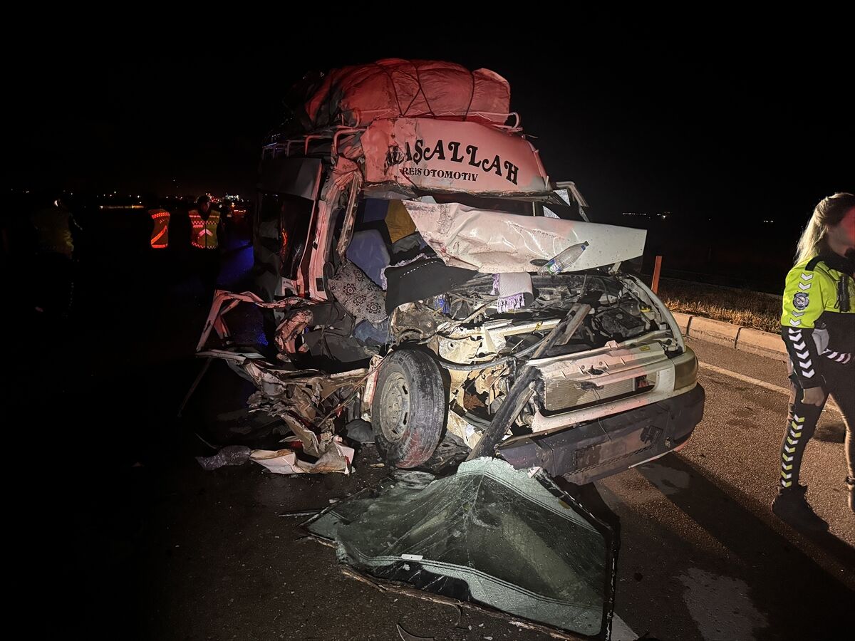 Tarim Iscilerini Tasiyan Minibus Ile Tirin Carpisti 12 Yarali Aksaray (1)