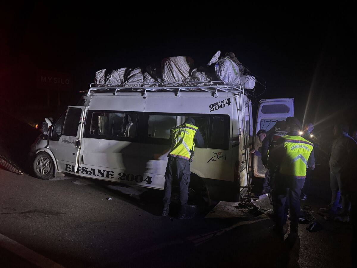 Tarim Iscilerini Tasiyan Minibus Ile Tirin Carpisti 12 Yarali Aksaray (3)