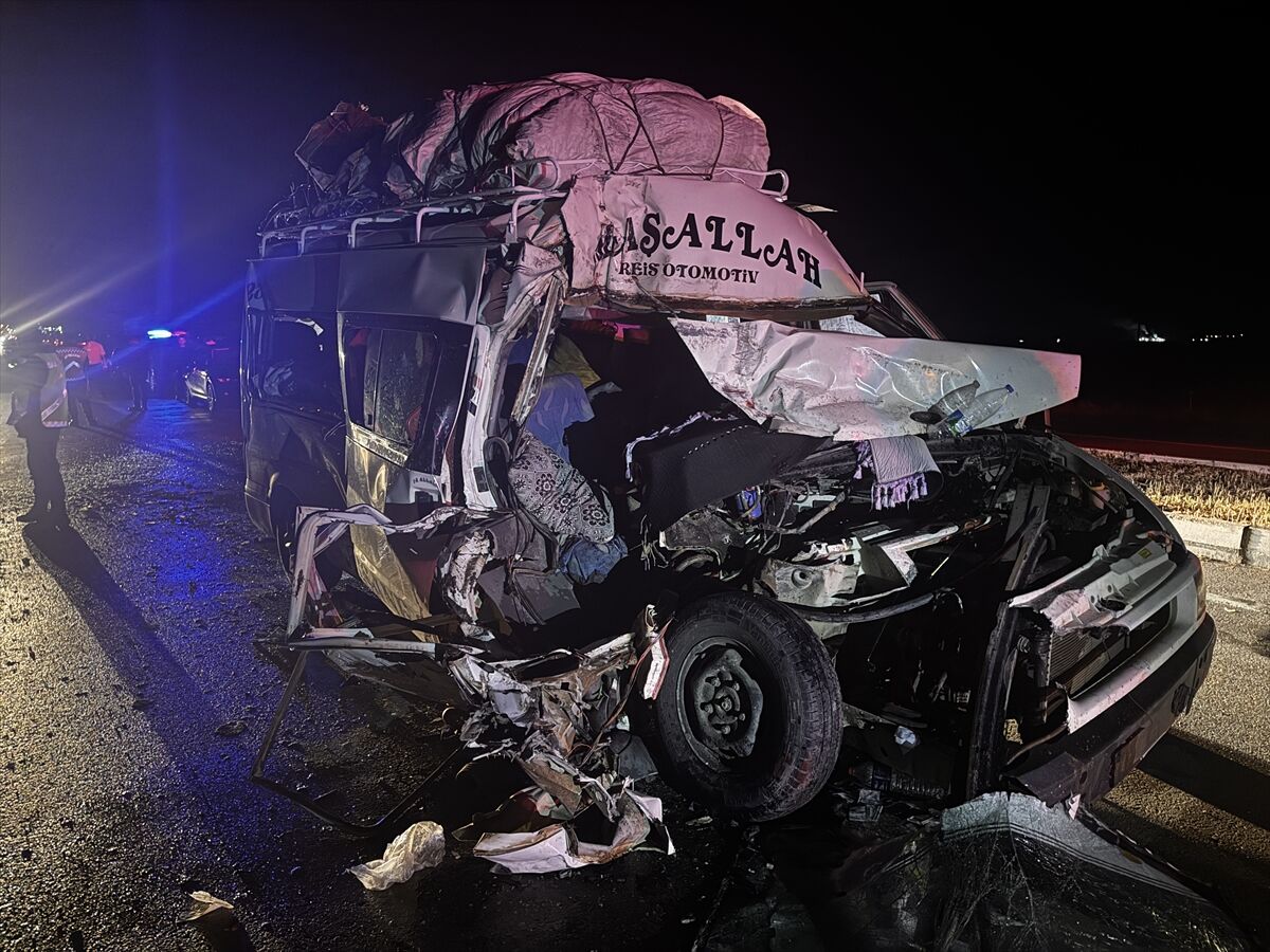 Tarim Iscilerini Tasiyan Minibus Ile Tirin Carpisti 12 Yarali Aksaray (4)