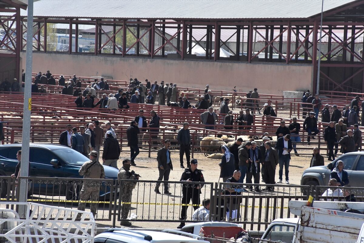 Van'da Hayvan Pazarında Çıkan Kavgada 1 Kişi Öldü, 13 Kişi Yaralandı Aa 2