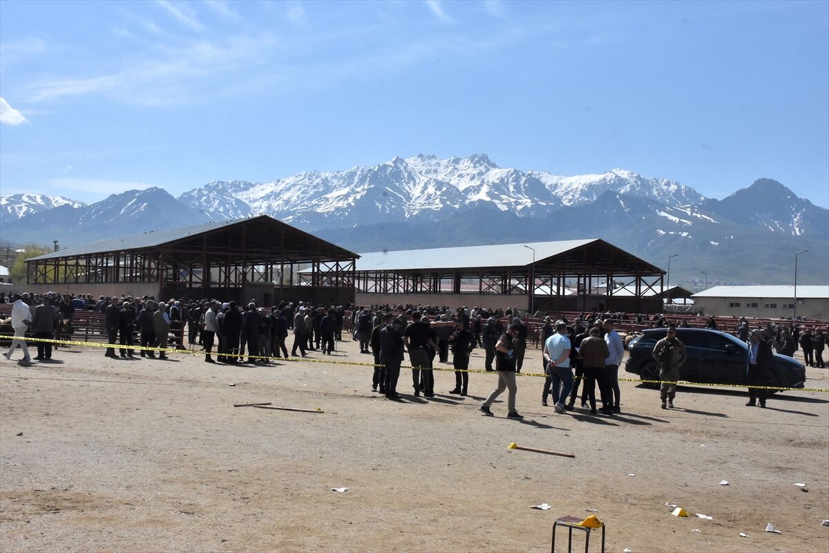Van'da Hayvan Pazarında Çıkan Kavgada 1 Kişi Öldü, 13 Kişi Yaralandı Aa 4