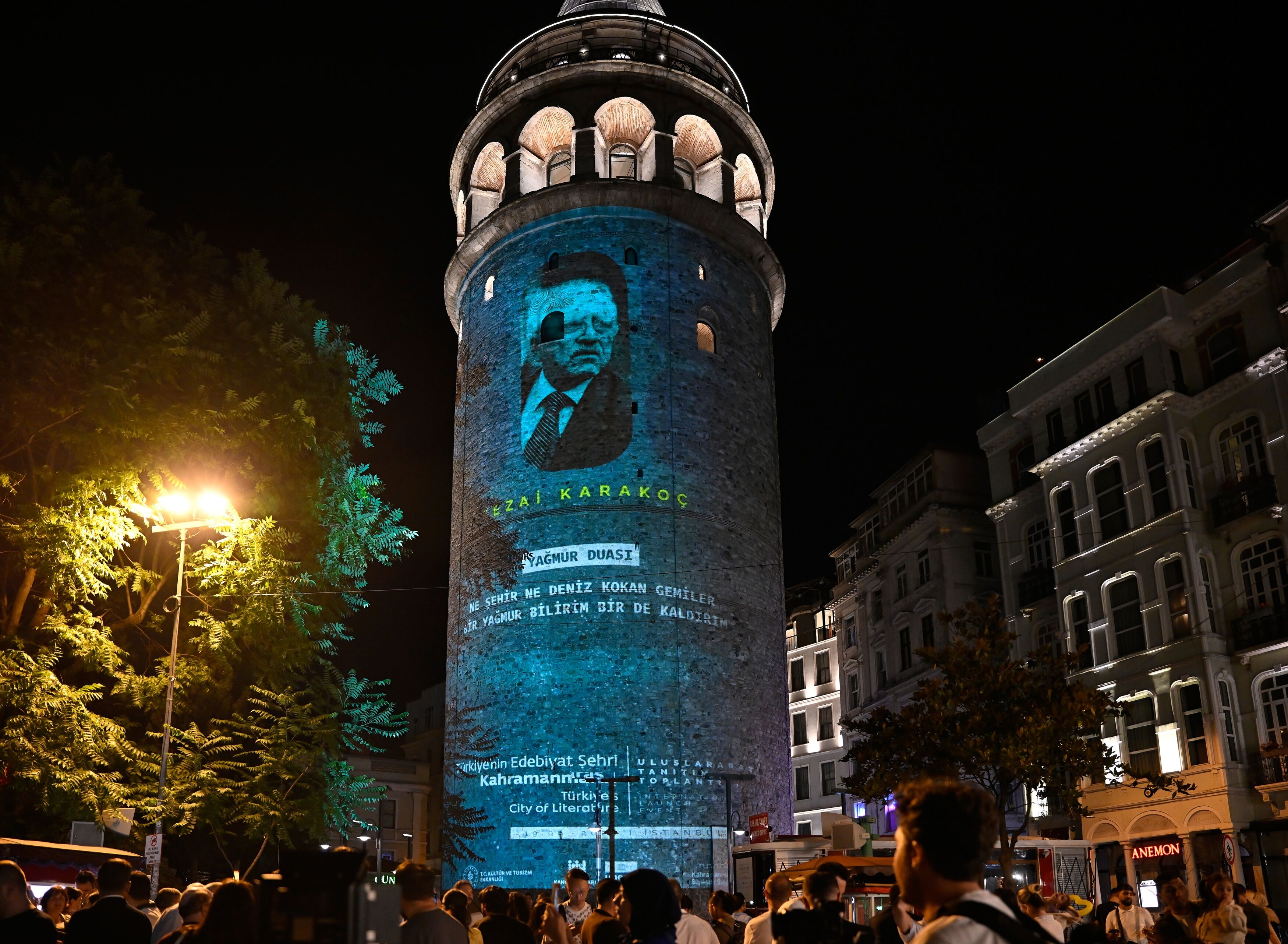 Galata Kulesi'nde edebiyat gecesi: Yedi güzel adam İstanbul semalarında!