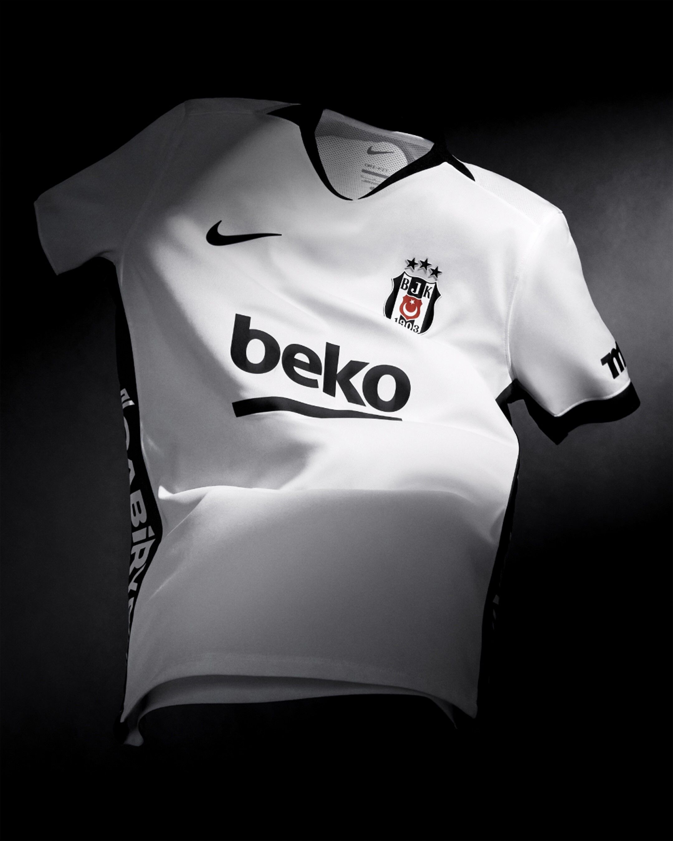 Besiktas Yeni Sezon Formalarini Tanitti Ic Saha 2