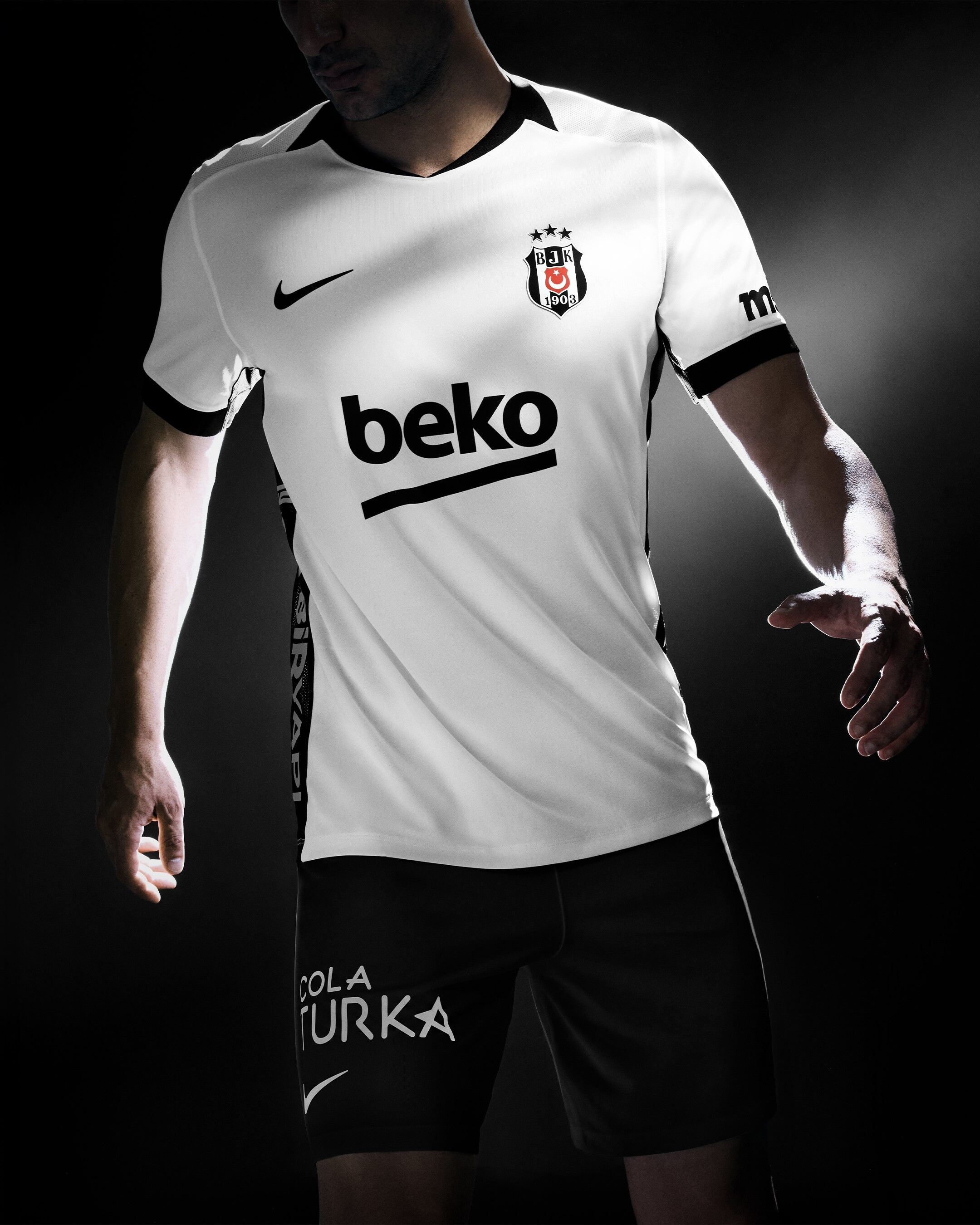 Besiktas Yeni Sezon Formalarini Tanitti Ic Saha 3