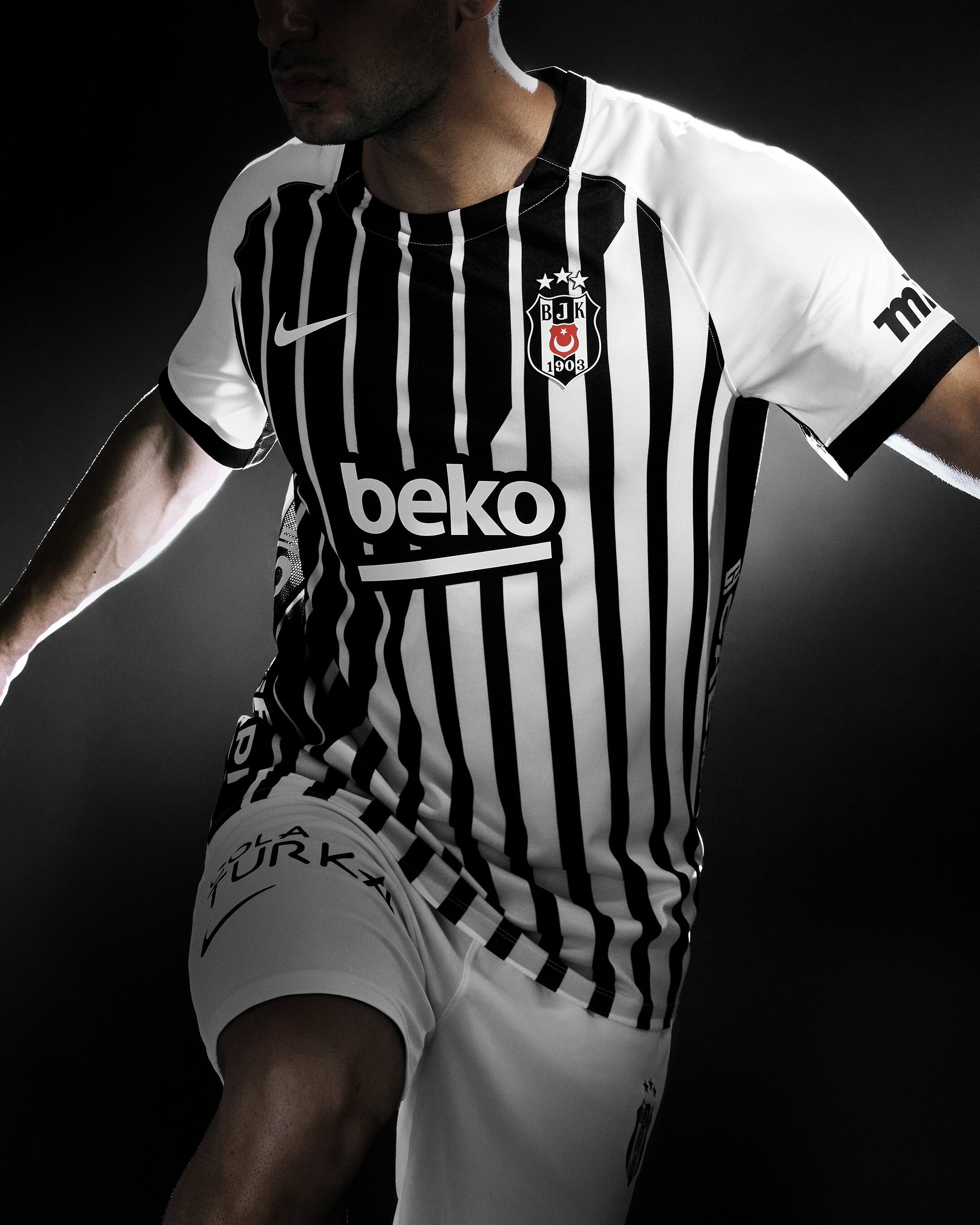 Besiktas Yeni Sezon Formalarini Tanitti Ikinci Forma 3