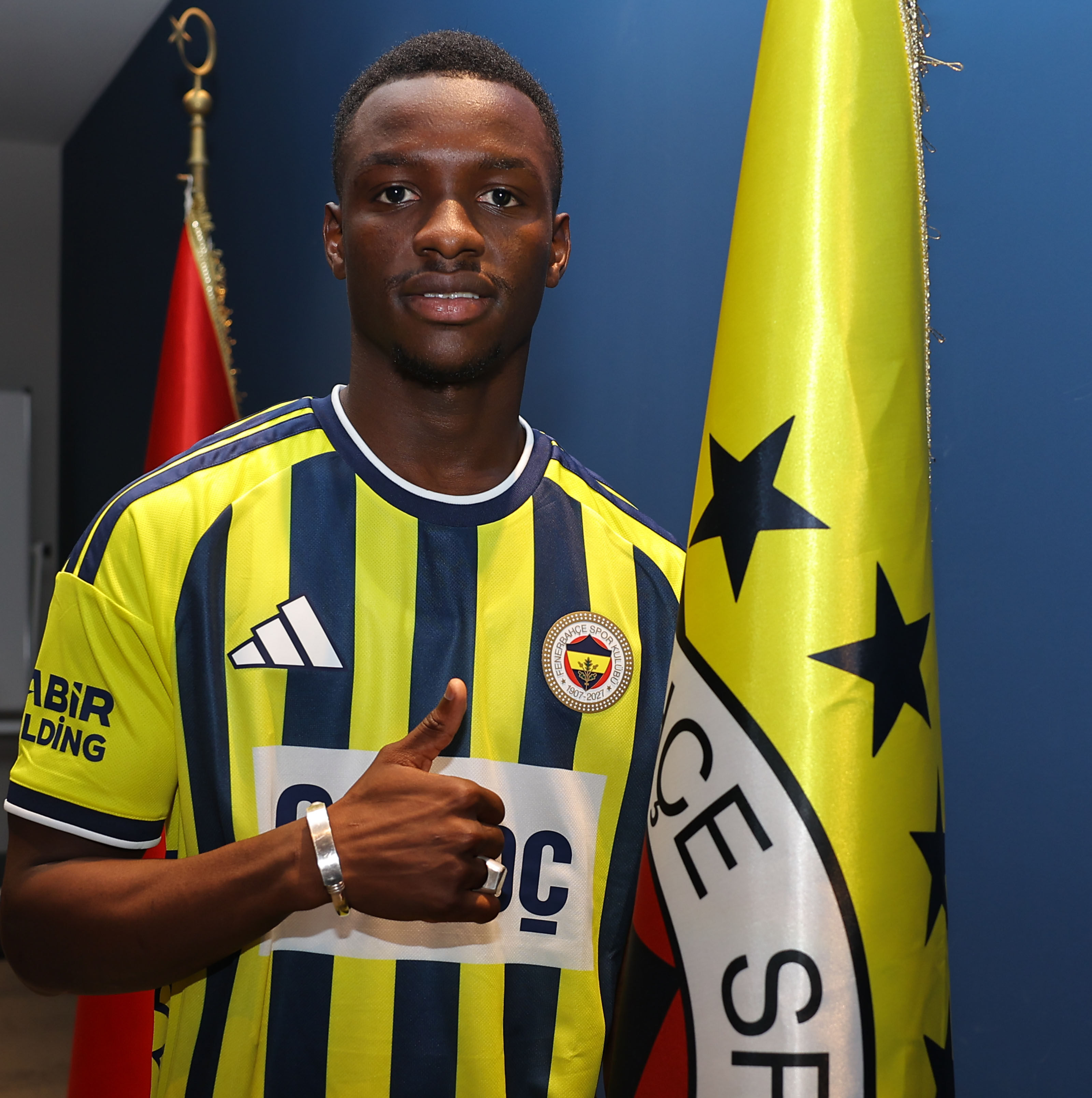 Fenerbahce Amara Diouf Ile 5 Senelik Sozlesme Imzaladi