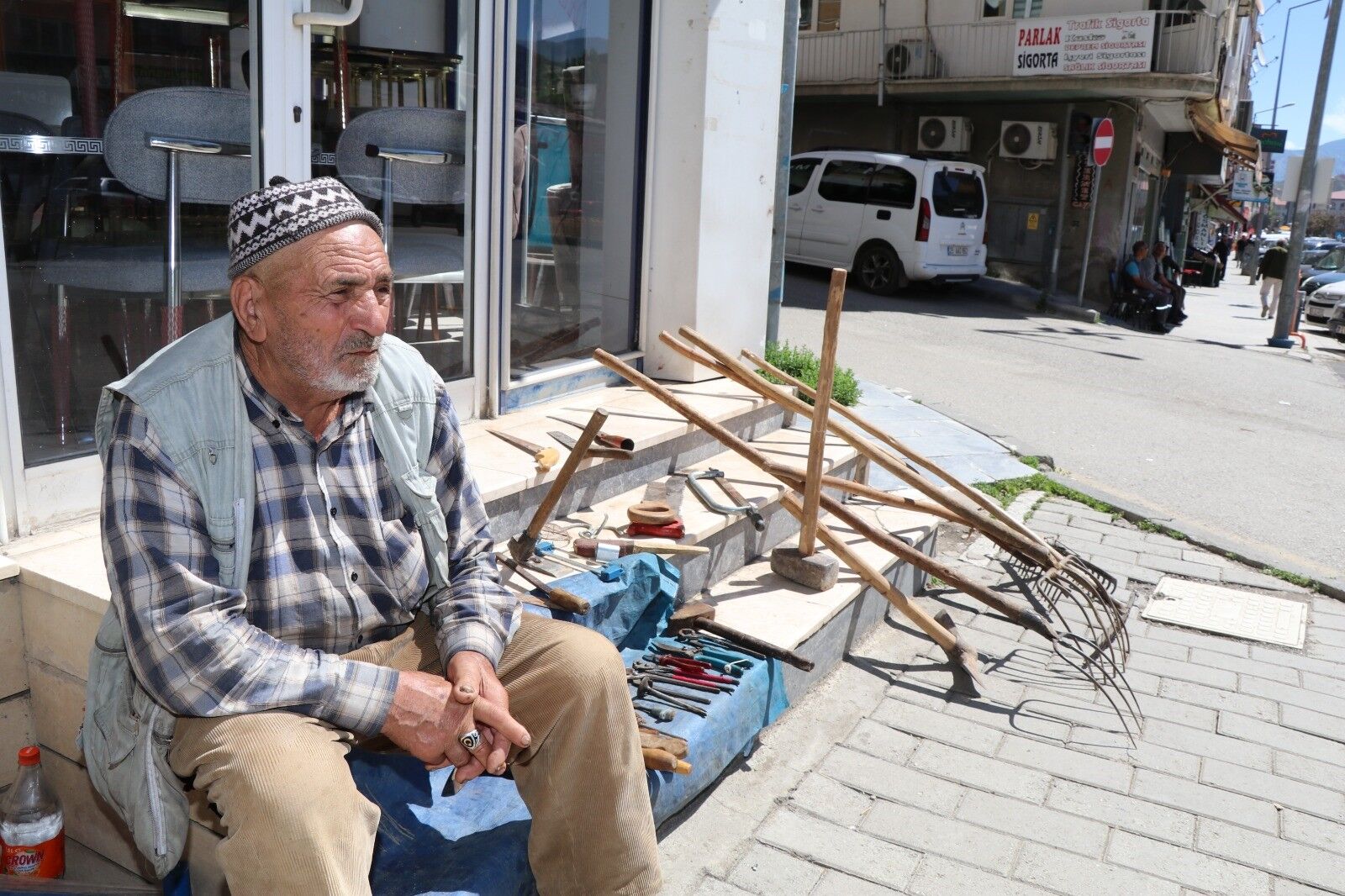 Kaldırımda Satışa Çıkardığı Tarım Aletlerini Hayırsever Iş Insanı Satın Aldı 1