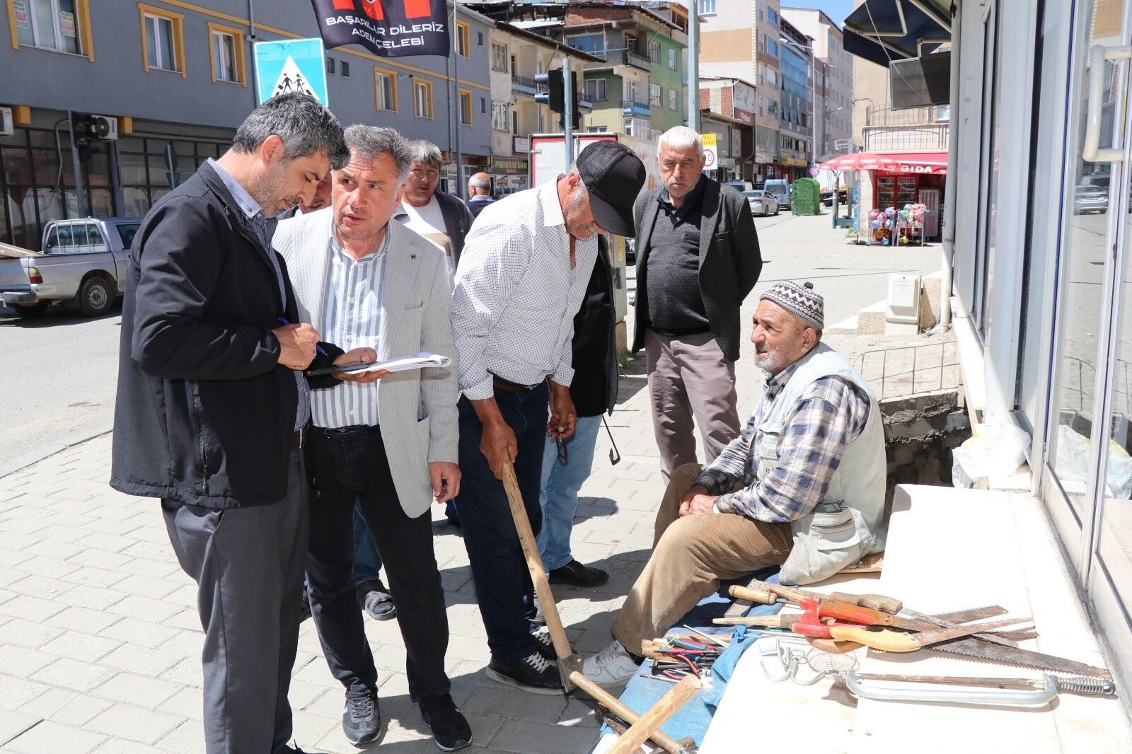 Kaldırımda Satışa Çıkardığı Tarım Aletlerini Hayırsever Iş Insanı Satın Aldı 2