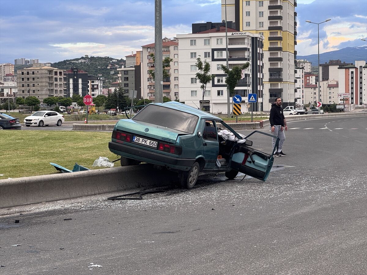 Refuje Cikan Arac Kagit Gibi Ezildi 4 Yarali Kayseri Melikgazi (2)
