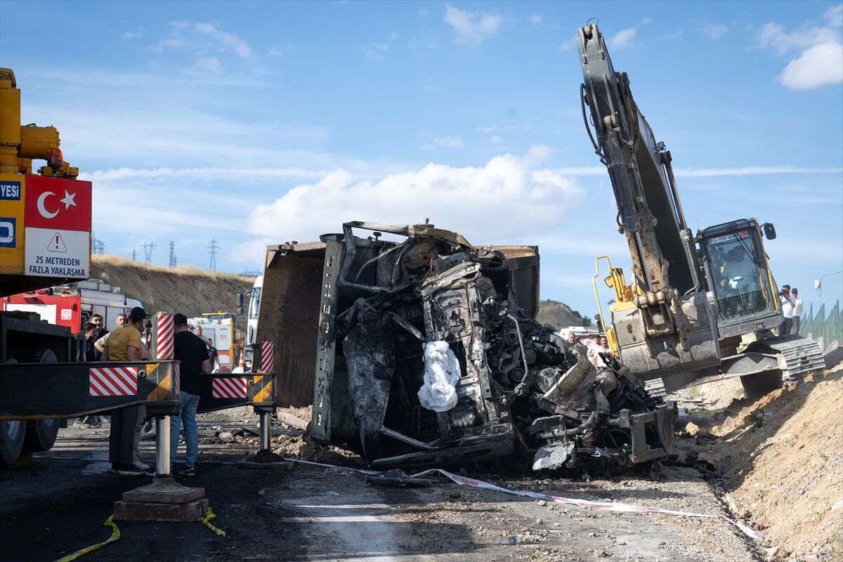 Ankara'da freni patlayan hafriyat kamyonu kaza yaptı: 2 kişi öldü