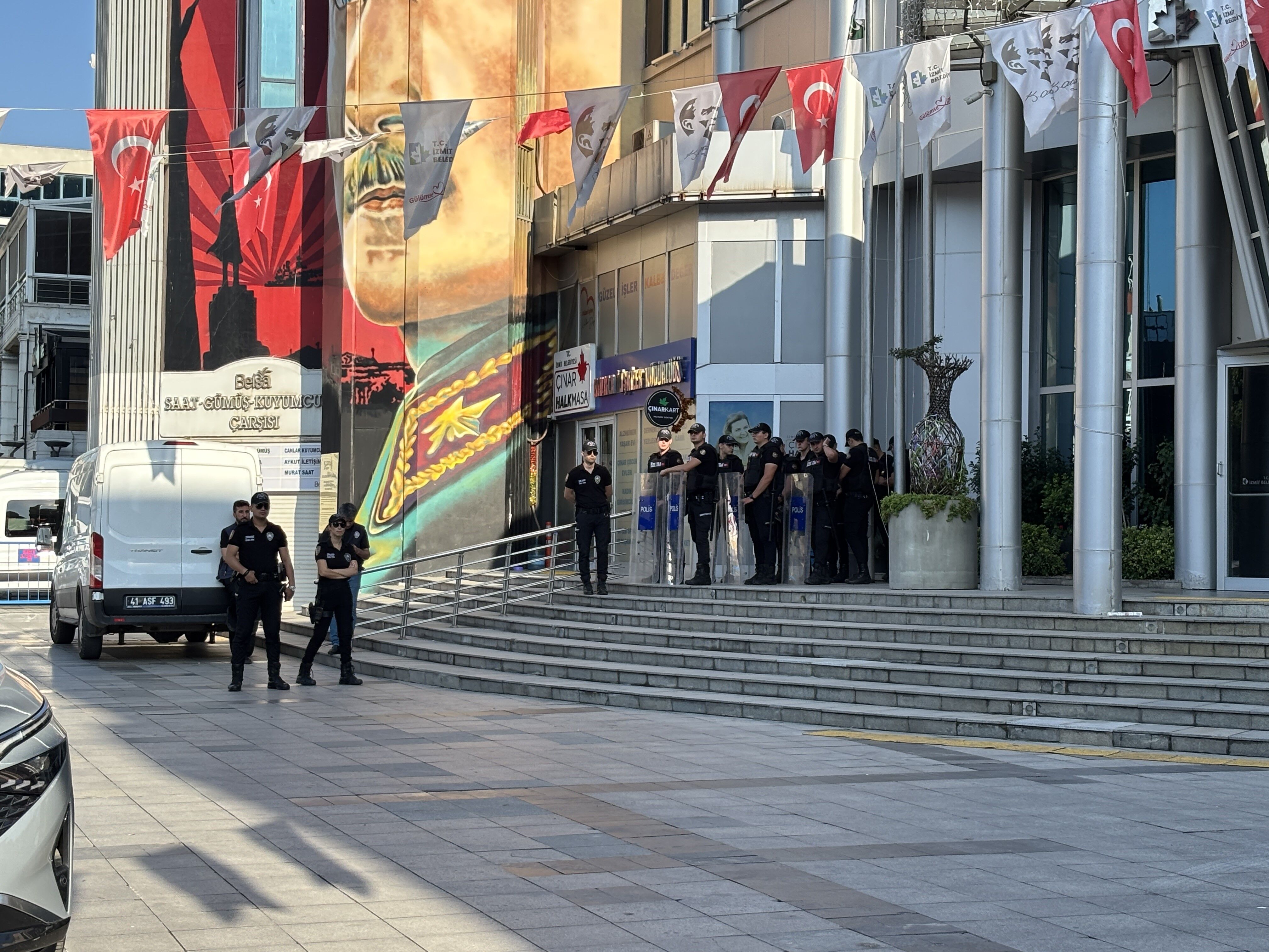 İzmit Belediyesi'ne operasyon: Başkan ve eşi gözaltında!